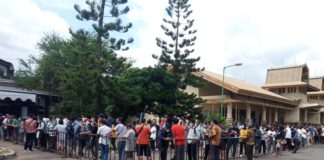 Loket Terbatas, Warga Antri Tukar Tiket MotoGP