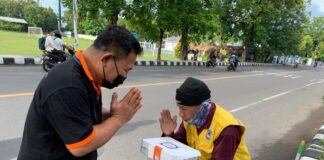 Rutin Jumat Berkah, Aruna Senggigi Bagikan Ratusan Kotak Makan