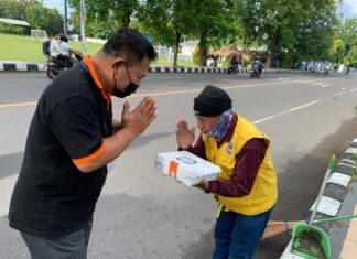Rutin Jumat Berkah, Aruna Senggigi Bagikan Ratusan Kotak Makan