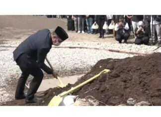 Ridwan Kamil Memasukkan Tanah Pertama ke Makam Eril di Cimaung