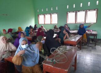 KKN Tematik Unram: Mahasiswa Buat Program Pelatihan Kerajinan Rumput Mendong