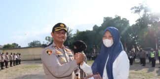 Sri Terima Penghargaan Kapolres