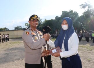 Sri Terima Penghargaan Kapolres