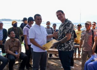 Lega, Pemilik Bisnis di Gili Trawangan Terima ‘Surat Jaminan Berusaha’ Dari Gubernur NTB