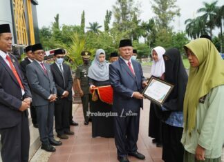Bupati Sukiman Serahkan Hadiah Pemenang Lomba Essai Kepemudaan Pelajar SMA 2022