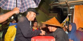 Warga Mapak Terkena Abrasi dan Cuaca Buruk Terima Bantuan Pemerintah