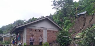 Cuaca Ekstrim, Sebuah Rumah di Mekarsari Terdampak Longsor