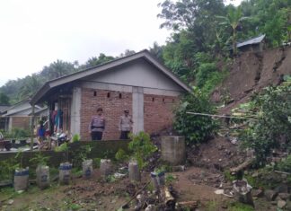 Cuaca Ekstrim, Sebuah Rumah di Mekarsari Terdampak Longsor