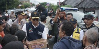 Kunjungi Korban Banjir KSB, Gubernur Serahkan Bantuan Langsung