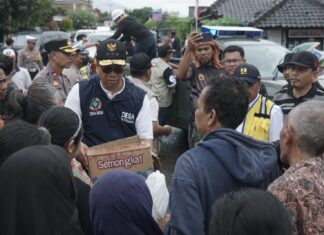 Kunjungi Korban Banjir KSB, Gubernur Serahkan Bantuan Langsung