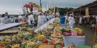 Ribuan Umat Hindu Ikuti Upacara Melasti di Pantai Loang Baloq