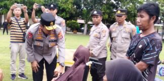 Warga Pesisir Terima Bantuan Sosial