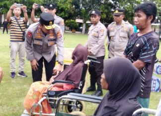 Warga Pesisir Terima Bantuan Sosial