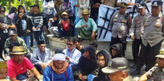 Sehari, Dua Gelombang Demonstrasi di Kantor Gubernur NTB