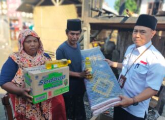 Caleg PDIP Lotim Berbagi Bantuan dengan Korban Kebakaran Desa Tanjung Luar