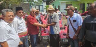 Peduli Kaum Tani Lombok Timur, Rachmat Hidayat Sumbangkan belasan Hand Traktor Merah untuk Kelompok Tani Lombok