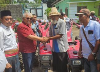 Peduli Kaum Tani Lombok Timur, Rachmat Hidayat Sumbangkan belasan Hand Traktor Merah untuk Kelompok Tani Lombok