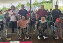 Rachmat Hidayat Gelar Aksi Kemanusiaan untuk Disabiltas dan Lansia di Lombok Tengah: Bibi Mantan Bupati Loteng Suhaili Terima Sumbangan Kursi Roda