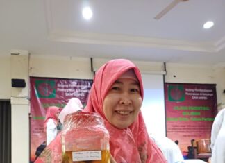 Sampah Rumah Tangga,Ibu-Ibu MT Baitus Salam Pasar Minggu Belajar Membuat Eco Enzim