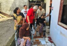 Peringati HUT 51 Tahun PDIP, Legislator Senayan ini Sumbang Kursi Roda untuk Lansia