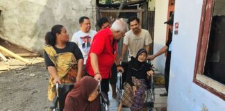 Peringati HUT 51 Tahun PDIP, Legislator Senayan ini Sumbang Kursi Roda untuk Lansia