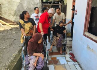 Peringati HUT 51 Tahun PDIP, Legislator Senayan ini Sumbang Kursi Roda untuk Lansia