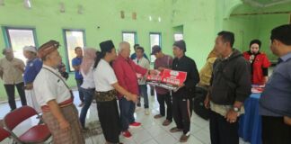 Salurkan Bantuan Sosial Tunai Rp 4,9 Miliar di Lombok Timur, Rachmat Hidayat Gerakkan Ekonomi Masyarakat dari Desa