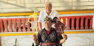 Mengharukan! Dalang Kondang Lalu Nasib AR Terima Kursi Roda Elektrik Dari Legislator Senayan