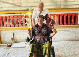 Mengharukan! Dalang Kondang Lalu Nasib AR Terima Kursi Roda Elektrik Dari Legislator Senayan