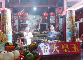 Sembahyang Imlek di Klenteng Po Hwa Kong