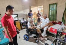 Beri Kebahagiaan pada Penderita Lumpuh, Rachmat Hidayat Sebar Kursi Roda Elektrik untuk Warga Desa Sakra Lombok Timur