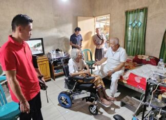 Beri Kebahagiaan pada Penderita Lumpuh, Rachmat Hidayat Sebar Kursi Roda Elektrik untuk Warga Desa Sakra Lombok Timur
