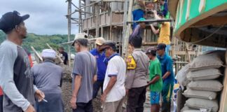 Gotong Royong Cor Lantai Kubah Masjid