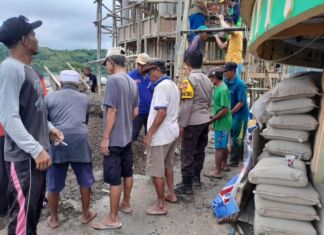 Gotong Royong Cor Lantai Kubah Masjid