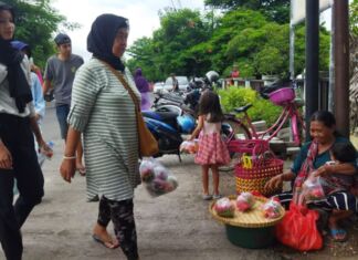 TPU Ramai, Penjual Bunga Damai