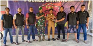 Warga Desa Tadewa Bima Serahkan Senpi Rakitan