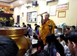 Umat Budha Kota Mataram Peringati Tri Suci Waisak Budha Gautama