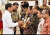 Presiden Jokowi Serahkan Penghargaan TPID Award Kepada Tiga Kepala Daerah Berprestasi Asal NTB