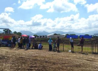 Dibawah Terik Matahari, Penonton MXGP Kelas Festival Manfaatkan Payung