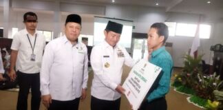 11.146 Siswa dan 21.584 Guru Dapat Bantuan dari BAZNAS. Pj Gubernur Bilang Zakat Membawa Berkah
