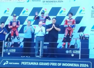 Presiden Jokowi Serahkan Tropi Juara MotoGP Mandalika