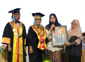 Prodi Komunikasi Unitomo Wisuda 102 Mahasiswa. Istri Gantikan Suami Saat Wisuda