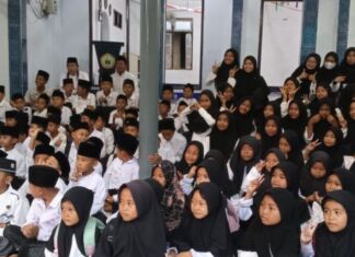 Siswa Madrasah Diniyah Darunnajah Al Irsyadi Gemakan Sholawat Saat Peringatan Hari Santri