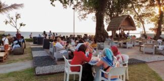 Restoran Tepi Pantai yang Wajib Dikunjungi saat Di Pulau Lombok: Sea View – Aruna Senggigi