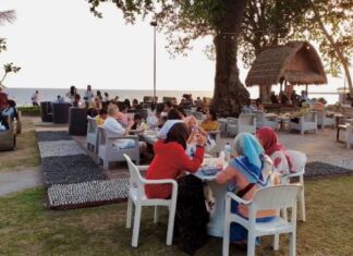 Restoran Tepi Pantai yang Wajib Dikunjungi saat Di Pulau Lombok: Sea View – Aruna Senggigi