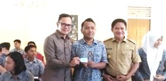 1,5 Juta Pemilih Pemula Belum Terekam. Wamendagri : Satu Suara Pemilih Penguatan Dimensi Politik Wamendagri Bima Arya Sugiarto menyerahkan KTP kepada siswa SMAN 1 Mataram Bisma Arya didampingi Pj Gubernur NTB, Hassanudin
