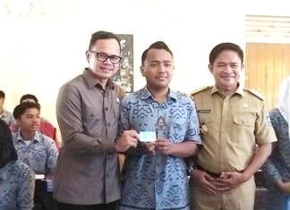 1,5 Juta Pemilih Pemula Belum Terekam. Wamendagri : Satu Suara Pemilih Penguatan Dimensi Politik Wamendagri Bima Arya Sugiarto menyerahkan KTP kepada siswa SMAN 1 Mataram Bisma Arya didampingi Pj Gubernur NTB, Hassanudin