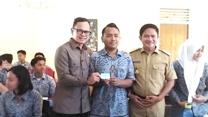 Wamendagri Bima Arya Sugiarto menyerahkan KTP kepada siswa SMAN 1 Mataram Bisma Arya didampingi Pj Gubernur NTB, Hassanudin