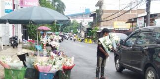 Bisnis Bunga di Musim Wisuda. Ririn : Berjualan Sejak Masih Sekolah