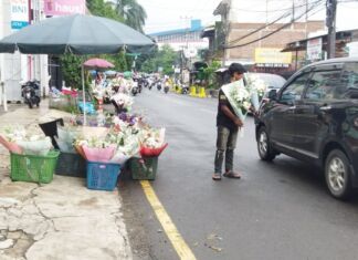 Bisnis Bunga di Musim Wisuda. Ririn : Berjualan Sejak Masih Sekolah